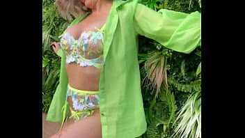 Série photo au couleur de l'été accessible en entier et en porn pour tous