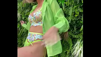 Série photo au couleur de l'été accessible en entier et en porn pour tous