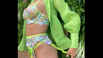 Série photo au couleur de l'été accessible en entier et en porn pour tous