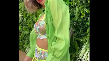 Série photo au couleur de l'été accessible en entier et en porn pour tous