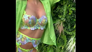 Série photo au couleur de l'été accessible en entier et en porn pour tous