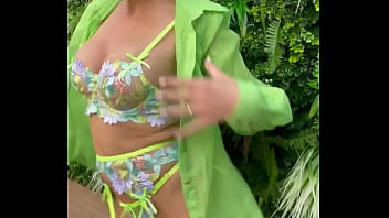 Série photo au couleur de l'été accessible en entier et en porn pour tous