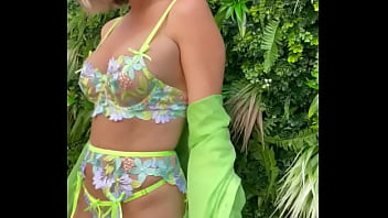 Série photo au couleur de l'été accessible en entier et en porn pour tous