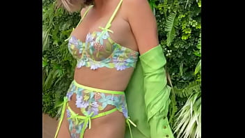 Série photo au couleur de l'été accessible en entier et en porn pour tous