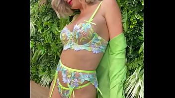 Série photo au couleur de l'été accessible en entier et en porn pour tous