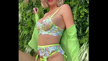 Série photo au couleur de l'été accessible en entier et en porn pour tous