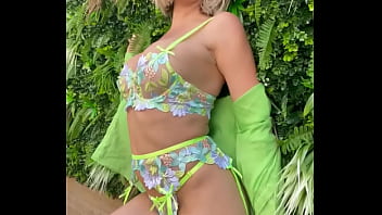 Série photo au couleur de l'été accessible en entier et en porn pour tous