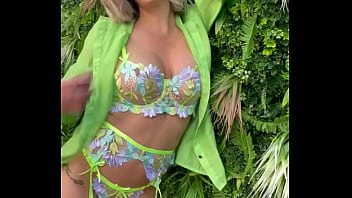 Série photo au couleur de l'été accessible en entier et en porn pour tous