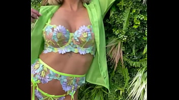 Série photo au couleur de l'été accessible en entier et en porn pour tous