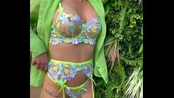 Série photo au couleur de l'été accessible en entier et en porn pour tous