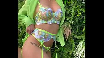 Série photo au couleur de l'été accessible en entier et en porn pour tous