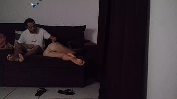 Madrasta divide sofa com enteado Madrasta divide sofa com enteado