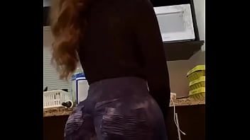 Sacudiendo las tetas