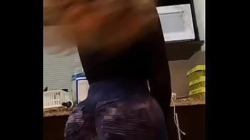 Sacudiendo las tetas