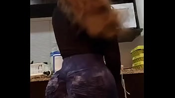 Sacudiendo las tetas