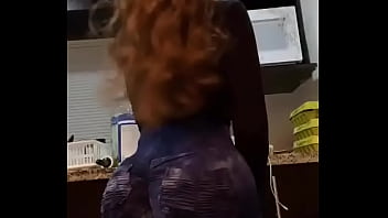 Sacudiendo las tetas