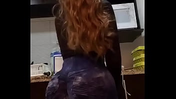 Sacudiendo las tetas