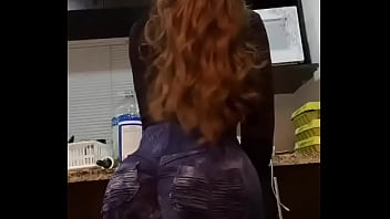 Sacudiendo las tetas