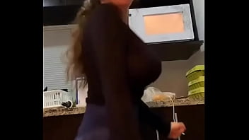 Sacudiendo las tetas