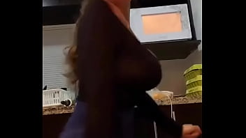 Sacudiendo las tetas