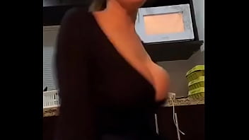 Sacudiendo Las Tetas thumbnail