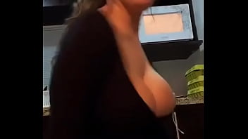 Sacudiendo las tetas