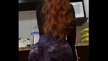 Sacudiendo las tetas