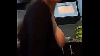 Sacudiendo las tetas