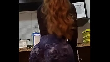 Sacudiendo las tetas