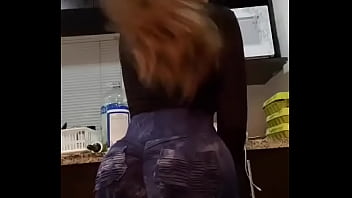 Sacudiendo las tetas