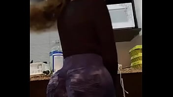 Sacudiendo las tetas