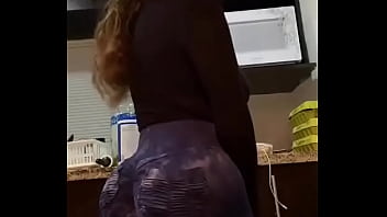 Sacudiendo las tetas