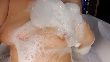 Мастурбирую в ванной