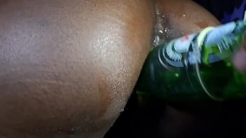 Enfiei a garrafa no cu e buceta da puta e o corno do lado