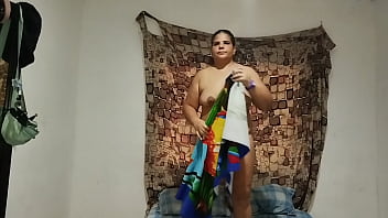 Padrastro pervertido le folla el culo a la puta de su hijastra mientra esta en video llamada con su novio y hace que se trague el semen