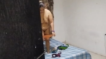 Padrastro pervertido le folla el culo a la puta de su hijastra mientra esta en video llamada con su novio y hace que se trague el semen