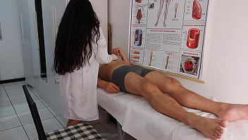 Enfermeira observa a ereção inesperada do paciente durante o atendimento