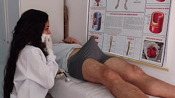 Enfermeira observa a ereção inesperada do paciente durante o atendimento