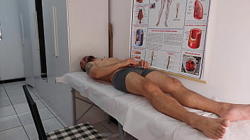 Enfermeira observa a ereção inesperada do paciente durante o atendimento