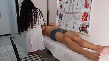 Enfermeira observa a ereção inesperada do paciente durante o atendimento