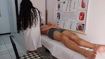 Enfermeira observa a ereção inesperada do paciente durante o atendimento