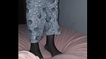 Coroa loira dando pro novinho de lingerie