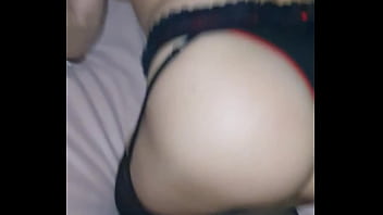 Coroa loira dando pro novinho de lingerie