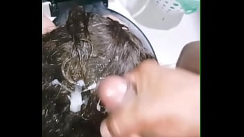 Submissa tendo seu cabelo mijado e gozado