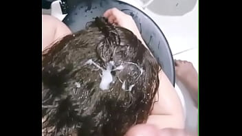 Submissa tendo seu cabelo mijado e gozado