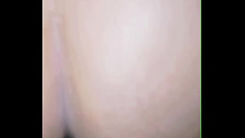 Submissa tendo seu cabelo mijado e gozado