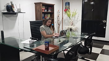 Mara entra a la oficina de su jefe y cuando la descubren le chupa la polla a su jefe