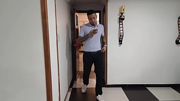 Mara entra a la oficina de su jefe y cuando la descubren le chupa la polla a su jefe