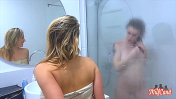 Stella et emmanuelle deux magnifiques diablesses s'adonnent au sexe à quatre