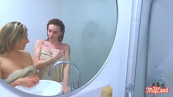 Stella et emmanuelle deux magnifiques diablesses s'adonnent au sexe à quatre